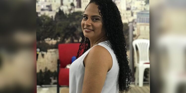 Pastora baleada na cabeça sai da UTI, mas “requer cuidados”