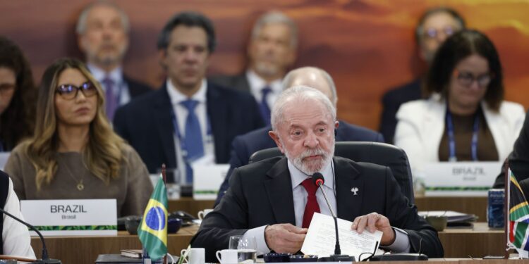FMI e Banco Mundial financiam países ricos, critica Lula no Brics