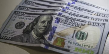 Dólar fecha praticamente estável, a R$ 5,54, mas sobe 2,26% na semana