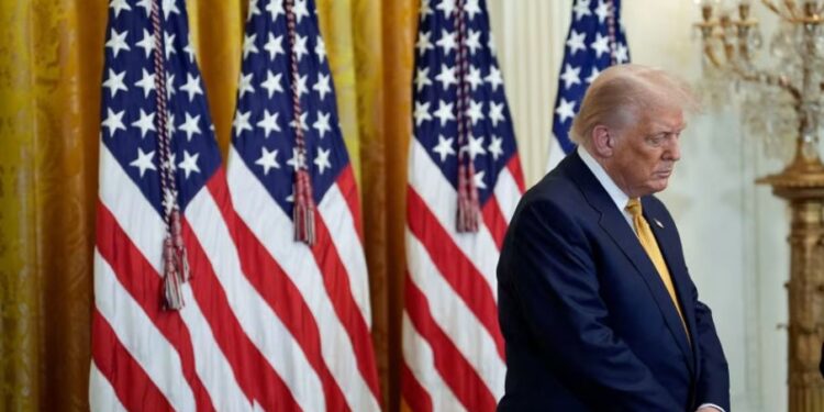 Trump autoriza evangelismo e reuniões de oração entre servidores