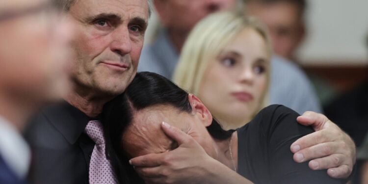 Em pleno Tribunal, mãe surpreende ao perdoar assassino da filha