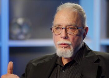 Pastor vai a evento de bruxos há anos para evangelizar satanistas