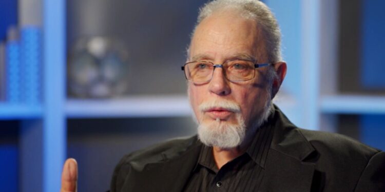 Pastor vai a evento de bruxos há anos para evangelizar satanistas