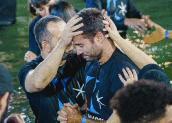 Cobrança para realizar batismo causa indignação no meio evangélico