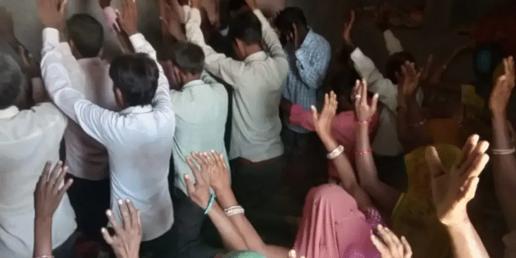 Bíblias queimadas e cristãos agredidos em ataque de extremistas hindus na Índia