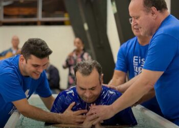iranianos são batizados nas águas em São Paulo