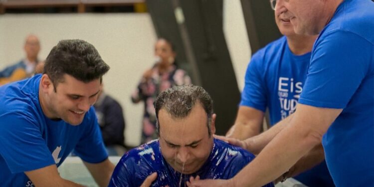 iranianos são batizados nas águas em São Paulo