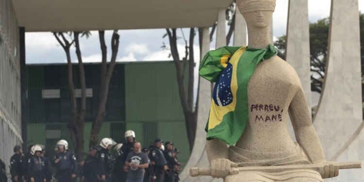 Moraes autoriza assistência religiosa para mulher que pinchou estátua