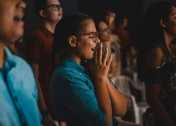 Pessoas estão voltando a confiar nas igrejas, constata pesquisa