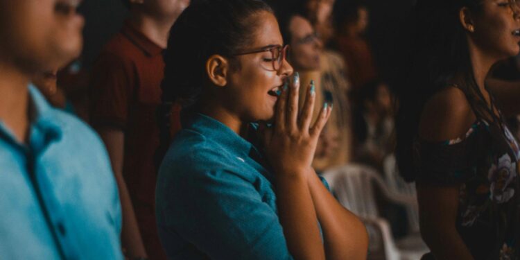 Pessoas estão voltando a confiar nas igrejas, constata pesquisa