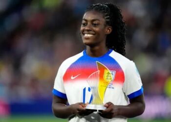 Atacante inglesa recebe título e agradece ‘ao Deus Altíssimo’