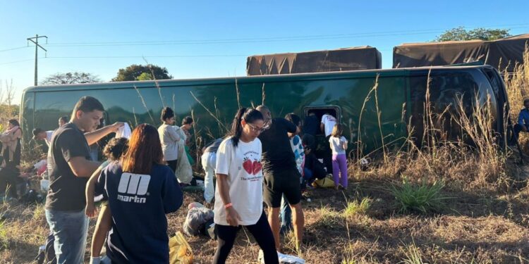 Ônibus que transportava evangélicos tomba na BR 226, Maranhão