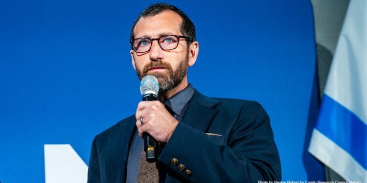 Pastor perde emprego por recusar tratar trans com pronome errado