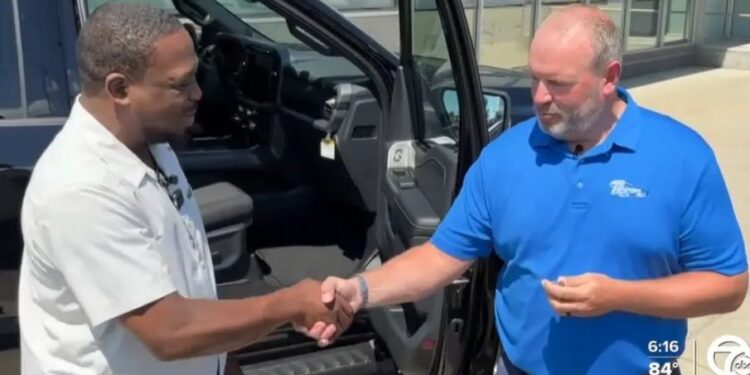 Diácono que impediu massacre em igreja ganha picape nova