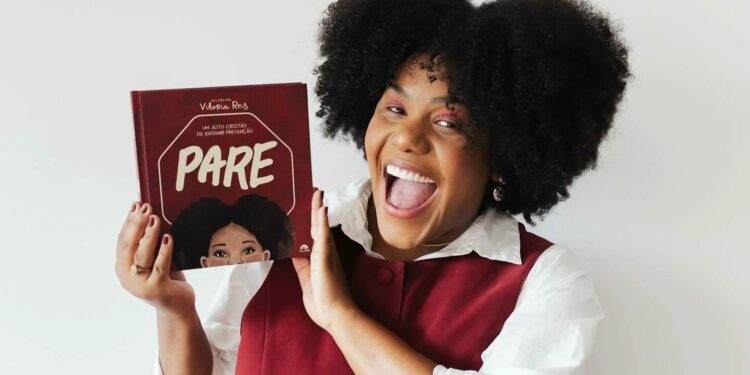 Vitória Reis lança livro ‘Pare’, sobre proteção de crianças