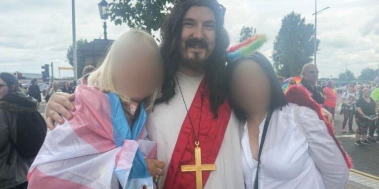 Fantasia de Jesus em Parada LGBT gera revolta: ‘Absurdo’
