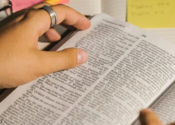 Projeto de lei que prevê distribuição de Bíblias em escolas é aprovado no Ceará