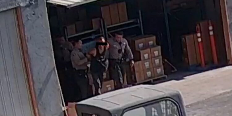 Homem invade ministério com faca e é preso sem deixar vítimas: ‘Deus nos deu livramento’