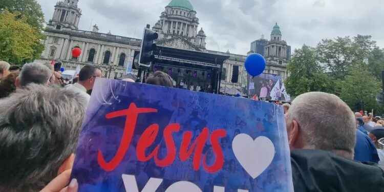 Milhares de cristãos marcham para Jesus na capital da Irlanda do Norte