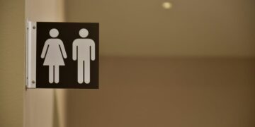 Justiça suspende lei que garantia a igrejas manter banheiros por sexo biológico em BH