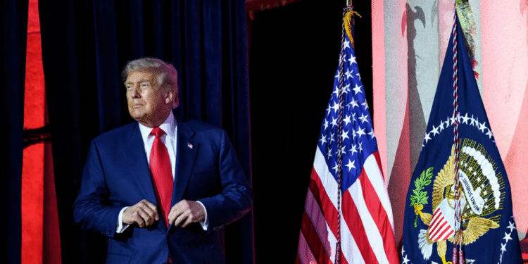 Governo Trump permite evangelização e grupos de oração no serviço público