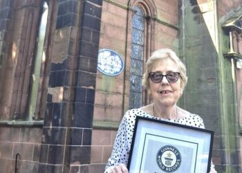 Professora de escola dominical é homenageada na Inglaterra por quase 74 anos de ensino
