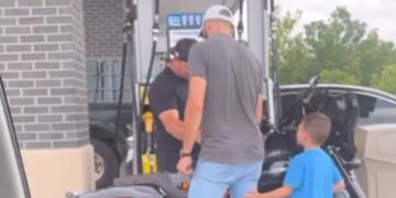 Menino de 5 anos ora por motoqueiro com o pai e homem aceita Jesus