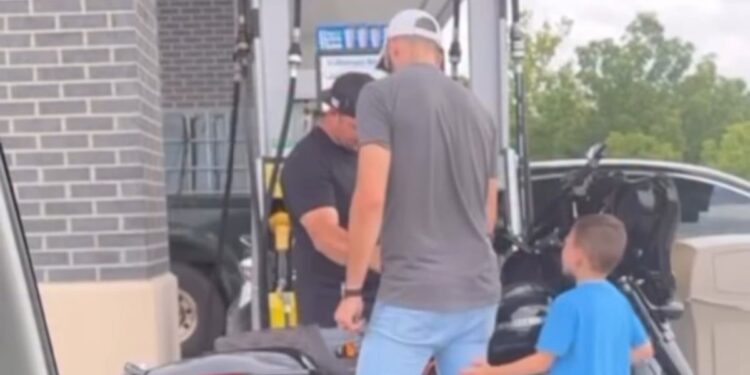 Menino de 5 anos ora por motoqueiro com o pai e homem aceita Jesus