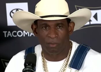 ‘Deus me permitiu voltar’, diz treinador da NFL sobre cura de câncer agressivo de bexiga