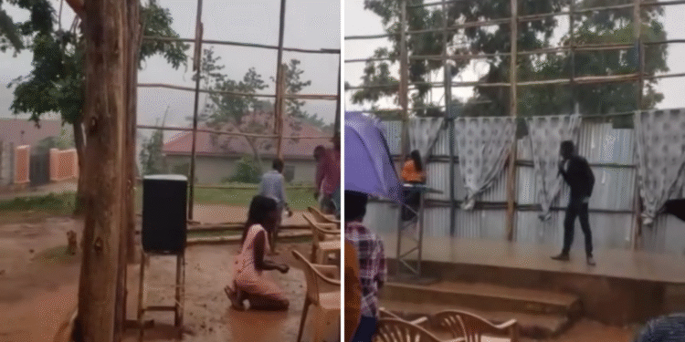 Sob chuva intensa, cristãos adoram a Deus em igreja sem paredes e sem teto em Uganda