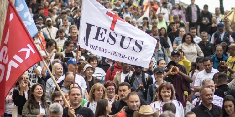 Marcha para Jesus leva centenas de pessoas pelas ruas da capital da República Tcheca