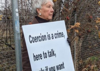 Cristã de 75 anos é absolvida por protesto silencioso perto de clínica de aborto na Escócia