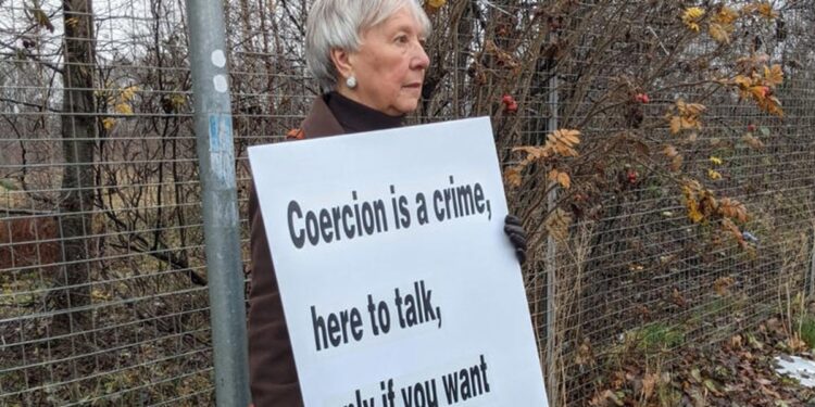 Cristã de 75 anos é absolvida por protesto silencioso perto de clínica de aborto na Escócia