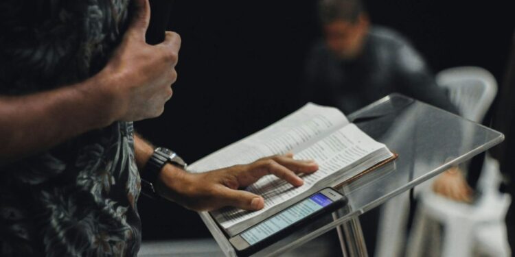 Estudo revela que ‘burnout’ e conflitos levam um terço dos pastores a deixar o ministério