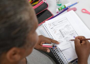 Inserção no mercado de trabalho tende a melhorar habilidade de leitura