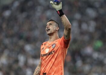 Fábio vira jogador com mais partidas disputadas no futebol mundial