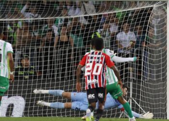 Rafael defende pênalti e São Paulo garante empate na Libertadores