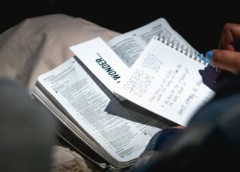 Câmara de Divinópolis aprova uso da Bíblia como material paradidático em escolas