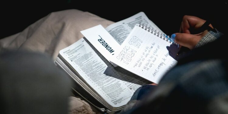 Câmara de Divinópolis aprova uso da Bíblia como material paradidático em escolas