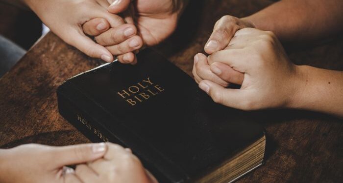 Mulher desiste de suicídio durante evangelismo em aeroporto