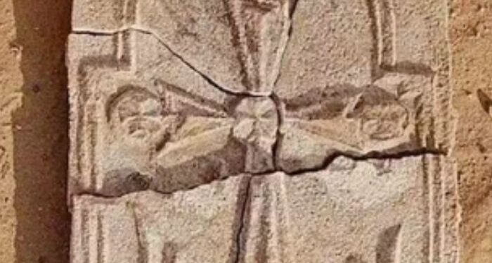 Arqueólogos descobrem cruz antiga que mostra que o cristianismo prosperou no Golfo Pérsico