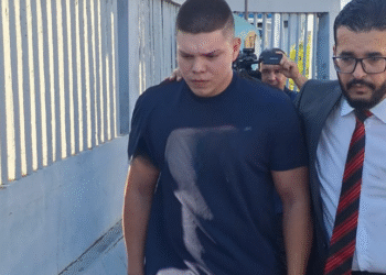 Influenciador que deixou bomba falsa em aeroporto é solto após audiência