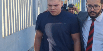 Influenciador que deixou bomba falsa em aeroporto é solto após audiência