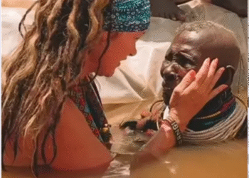 Sedenta por Jesus, tribo cava buraco improvisado para batismo