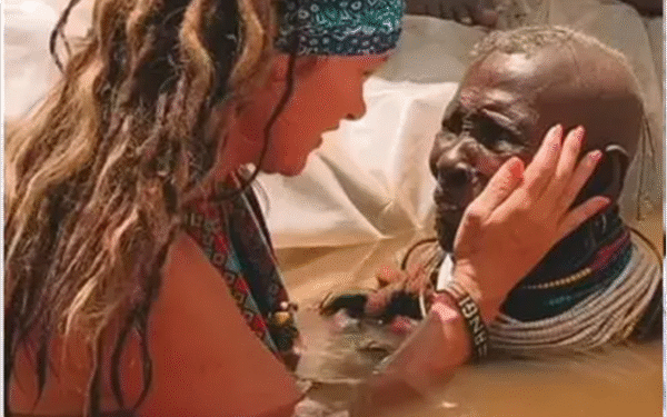 Sedenta por Jesus, tribo cava buraco improvisado para batismo