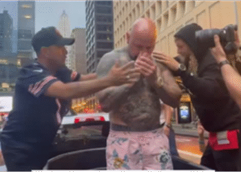 Evangelista improvisa piscina em carro e batiza novo convertido