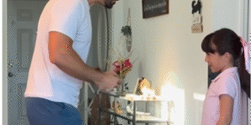 Com a Bíblia, pai emociona ao ensinar como pastorear os filhos