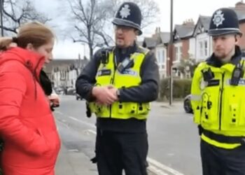 Cristã que ora em público volta a ser investigada pela Polícia