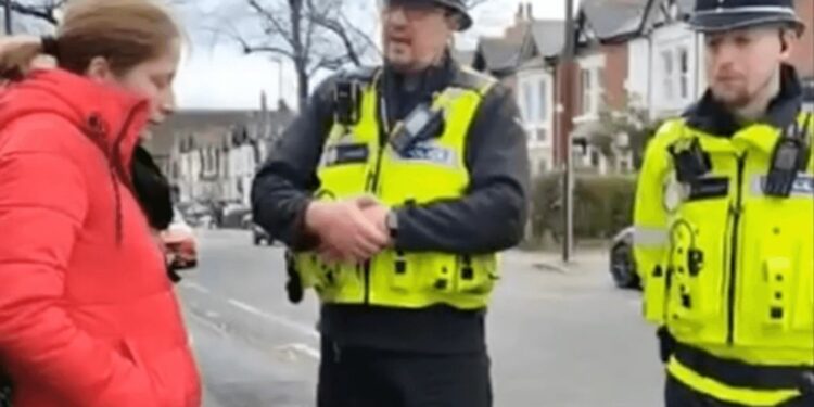 Cristã que ora em público volta a ser investigada pela Polícia