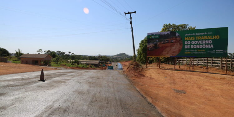 Pavimentação no perímetro urbano da RO-420, no distrito de Jacinópolis fortalece desenvolvimento da região